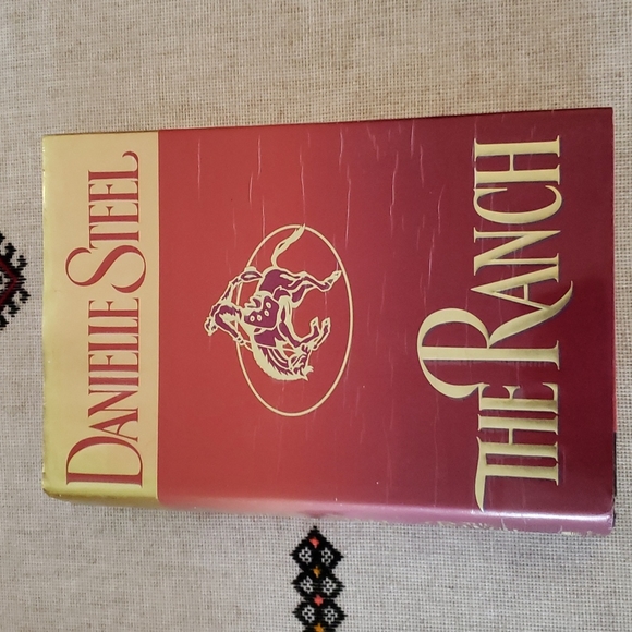 Danielle Steel lot of 4 hardcover books 📚 - Picture 2 of 7